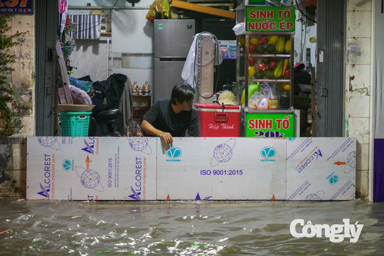 TP.HCM ngập sâu, giao thông tê liệt sau cơn mưa lớn