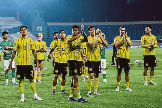FAM yêu cầu FIFA làm rõ về việc kéo dài thời gian bù giờ ở Jakarta