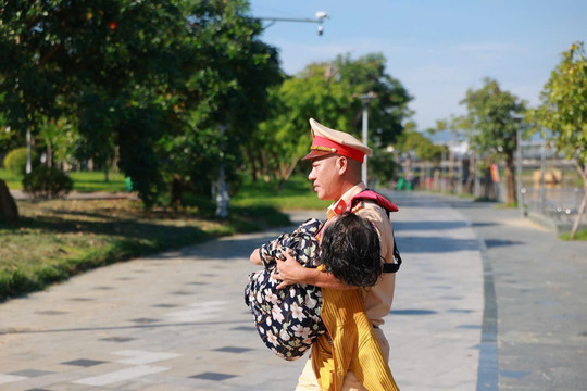 Cán bộ Công an kịp thời cứu người dưới sông Hương