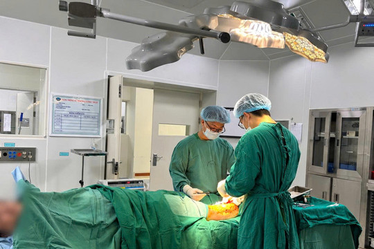 Nam thanh niên bị chân chống xe máy đâm xuyên cẳng chân