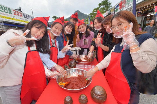 Lễ hội Hàn Quốc tôn vinh những hũ tương ớt gochujang truyền thống