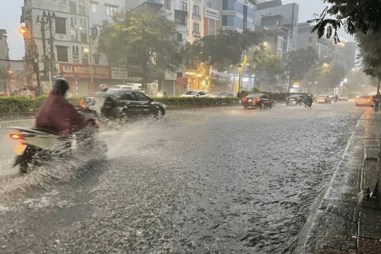 Mưa lớn từ Hà Tĩnh đến TP. Huế, Hà Nội cảnh báo dông lốc