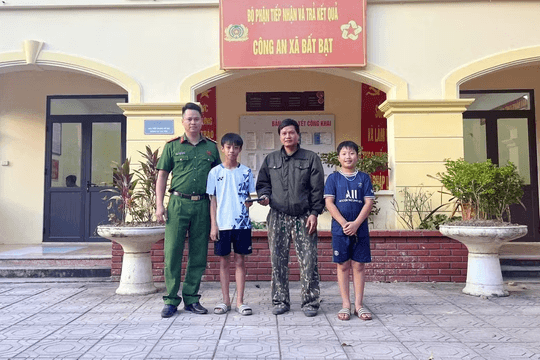 Việc làm đẹp của hai học sinh sau khi nhặt được điện thoại
