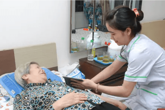 Hơn 50% người dân đã khám sức khỏe định kỳ: Bộ Y tế mở rộng khám tại nhà cho người cao tuổi, bệnh nặng