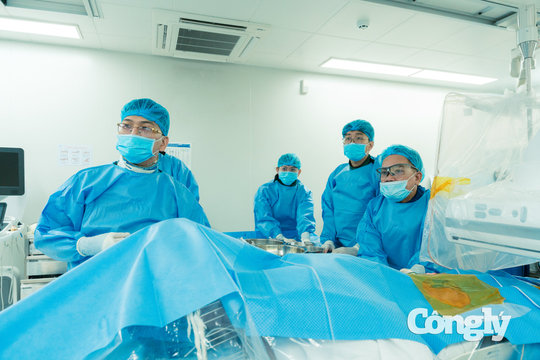 Dùng khí CO₂ cứu đôi chân bệnh nhân 80 tuổi suy thận mạn