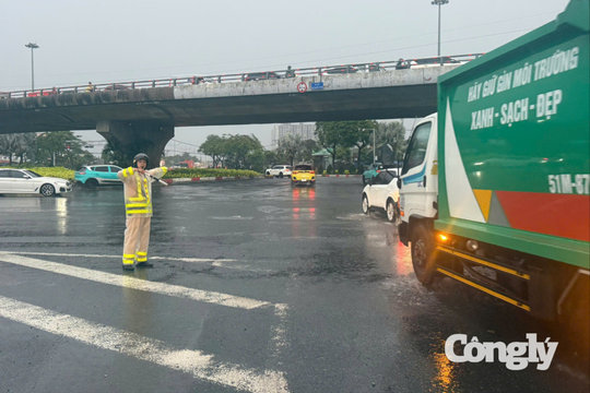 CSGT TP.HCM căng mình giữ an toàn giao thông giữa mùa mưa
