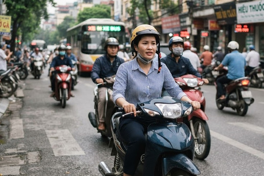 Đội mũ bảo hiểm nhưng không cài quai có bị xử phạt?