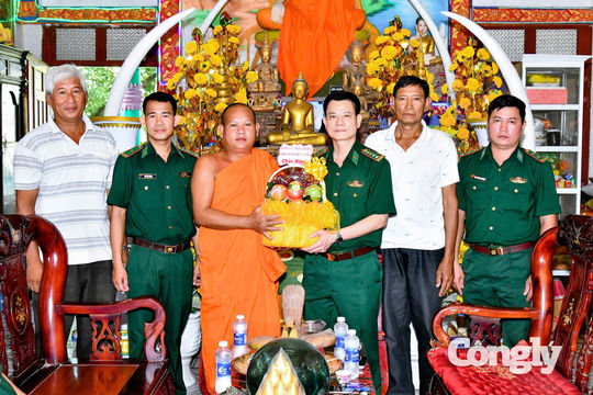 BĐBP TP Cần Thơ thăm, chúc mừng 23 chùa Khmer dịp Lễ Sene Dolta
