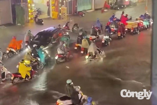 Đường phố TP.HCM ngập sâu, CSGT dầm mưa điều tiết giao thông