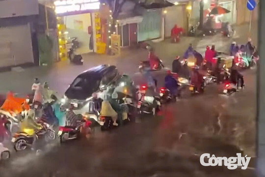 Mưa hàng giờ, đường phố TP.HCM ngập nặng, xe máy chết hàng loạt