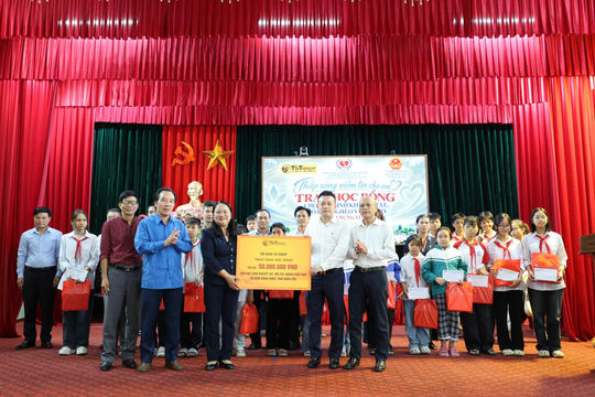 T&T Group trao 100 suất học bổng tại Hưng Yên
