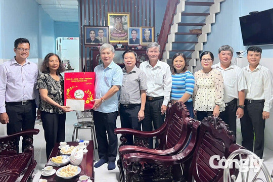 TAND TP Cần Thơ thăm nguyên lãnh đạo Tòa án nhân dịp lễ Sene Dolta