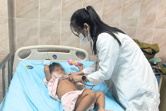 Bé gái 30 tháng tuổi nuốt đinh vít dài 3cm