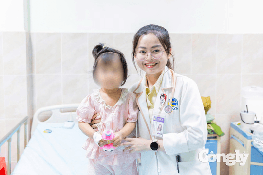 Bé gái 30 tháng tuổi nuốt đinh vít dài 3cm khi đang chơi