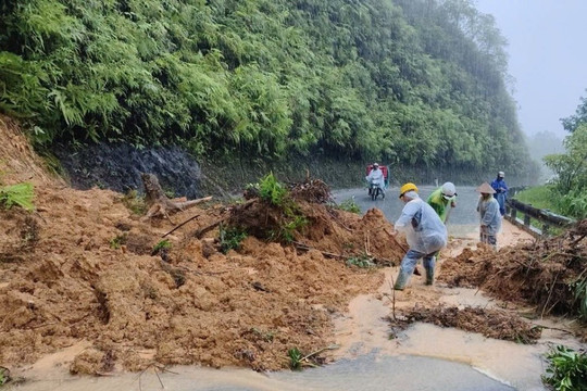 Huế mưa lớn kéo dài, cảnh báo lũ quét, sạt lở