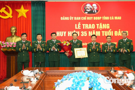 Trao Huy hiệu 35 năm tuổi Đảng cho Đại tá Nguyễn Ngọc Huệ