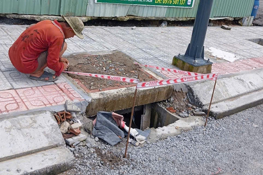 Rào chắn, căng dây cảnh báo tại các miệng cống "lộ thiên" ngay sau phản ánh của Báo Công lý