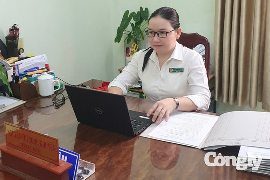 Nữ Thư ký tận tâm trong công việc