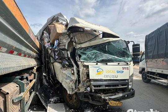 Thùng xe tải rách toạc sau va chạm với xe ben, nam phụ xe thương nặng