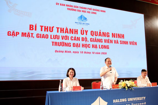 Bí thư Thành ủy Quảng Ninh trao đổi với sinh viên về việc làm, cơ hội gắn bó với địa phương