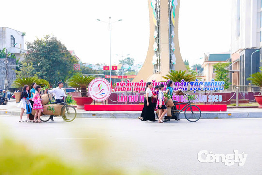Du khách hào hứng trải nghiệm những chiếc xe đạp thồ tại Điện Biên