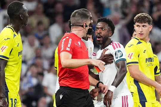 Vinicius xin lỗi sau thẻ đỏ vì giật tóc đối thủ, Mourinho bỏ họp báo