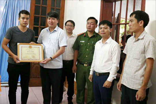 Truy tặng giấy khen cho người dũng cảm quên mình cứu hai cháu nhỏ đuối nước