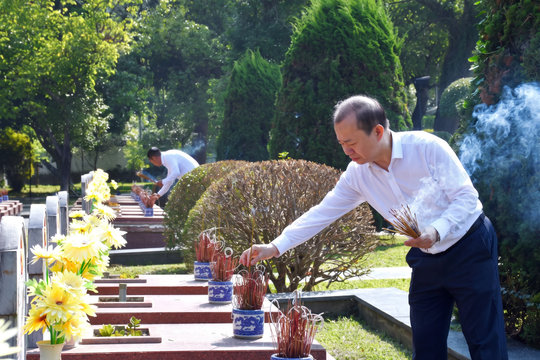 Phó Trưởng ban Tuyên giáo Trung ương Bùi Hoài Sơn tri ân các anh hùng liệt sĩ tại Điện Biên