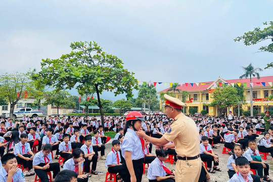 Trường THCS Hoành Sơn tuyên truyền pháp luật về an toàn giao thông và phòng, chống ma túy