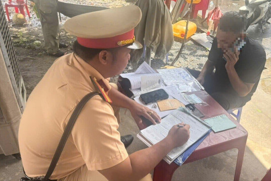 CSGT TP.HCM xử lý xe tải không có phù hiệu