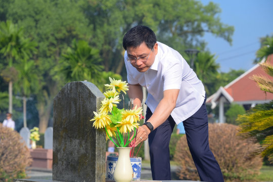 Phó Thủ tướng Nguyễn Văn Thắng dâng hương tưởng niệm Chủ tịch Hồ Chí Minh tại Điện Biên