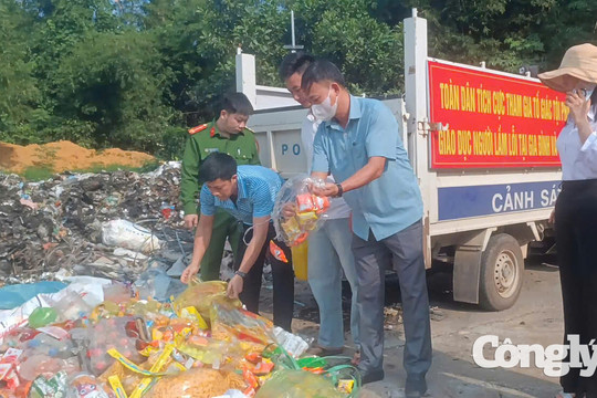 Nhiều mặt hàng ăn vặt bủa vây cổng trường bị tiêu hủy