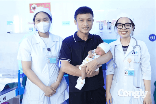 Cứu sống trẻ sơ sinh đẻ rơi tại nhà