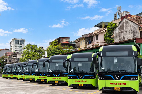 Hà Nội tiếp tục đưa hàng loạt xe buýt điện vào hoạt động