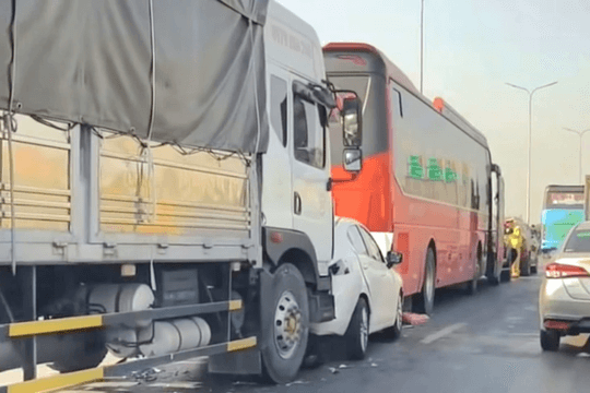 Giữ khoảng cách an toàn: Bài học từ vụ 7 ô tô va chạm liên hoàn