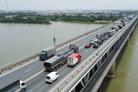 Hà Nội điều chỉnh phân luồng giao thông lên cầu Thăng Long