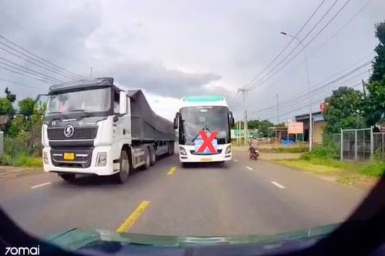 Tài xế xe khách vượt ẩu bị phạt 5 triệu đồng, trừ 2 điểm giấy phép lái xe