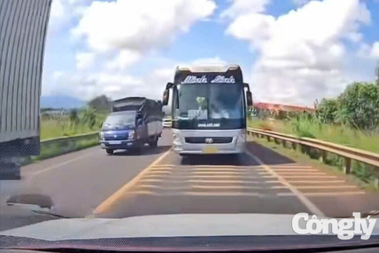 "Thót tim" với clip xe khách giường nằm Minh Linh vượt ẩu ở Gia Lai