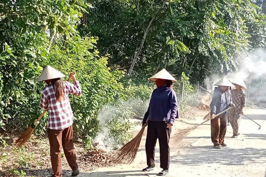 Phụ nữ thôn Thạch Hải chung tay làm đẹp quê hương