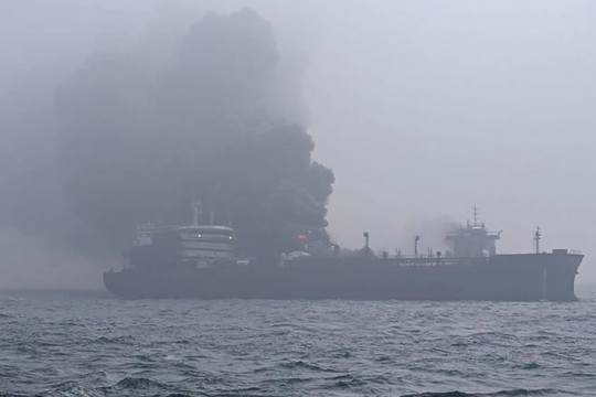 Siêu tàu chở dầu trúng thủy lôi ở Hormuz