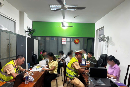 Ngồi giữa đường đèo Hải Vân chụp ảnh, 6 phụ nữ bị phạt