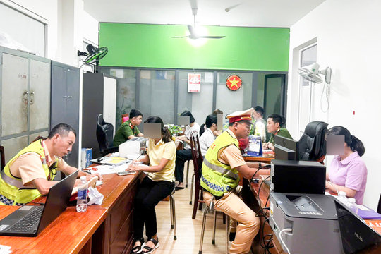 Ngồi giữa đèo Hải Vân chụp ảnh, 6 phụ nữ bị xử phạt