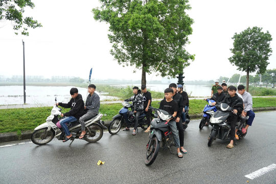 Làm rõ nhóm thanh thiếu niên mang hung khí, chạy xe tốc độ cao
