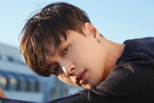 Lay của EXO trở lại trường học ở tuổi 35