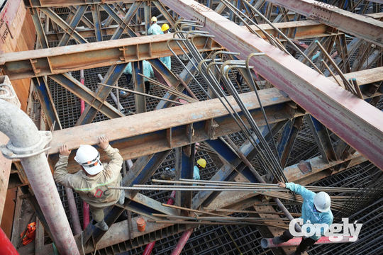 Hé lộ kỹ thuật xây bệ trụ khổng lồ dưới sông Sài Gòn