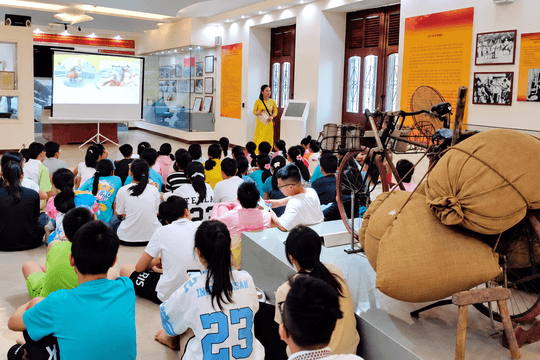 Đưa học sinh đến bảo tàng để lịch sử và văn hóa trở nên gần gũi