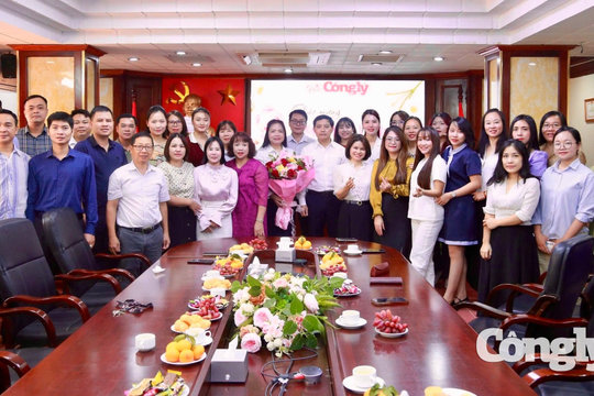 Tổng Biên tập Trần Đức Vinh chúc mừng lao động nữ Báo Công Lý