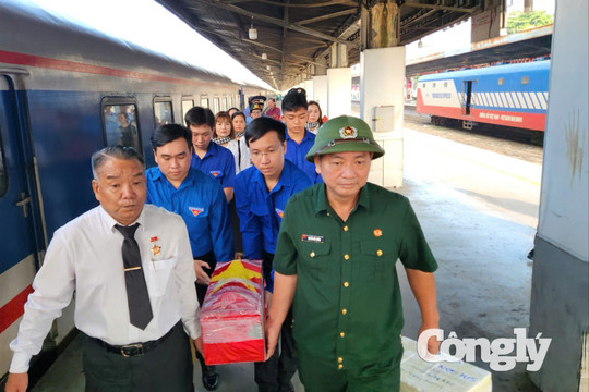 TP.HCM đón hài cốt liệt sĩ từ Quảng Trị về bằng tàu hỏa