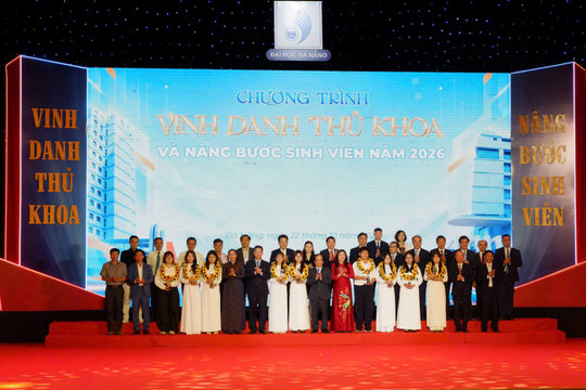Đại học Đà Nẵng vinh danh thủ khoa, trao học bổng nâng bước sinh viên