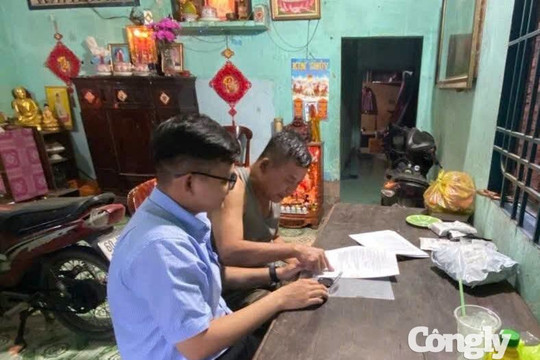 Cán bộ phường làm việc buổi tối, phục vụ người dân